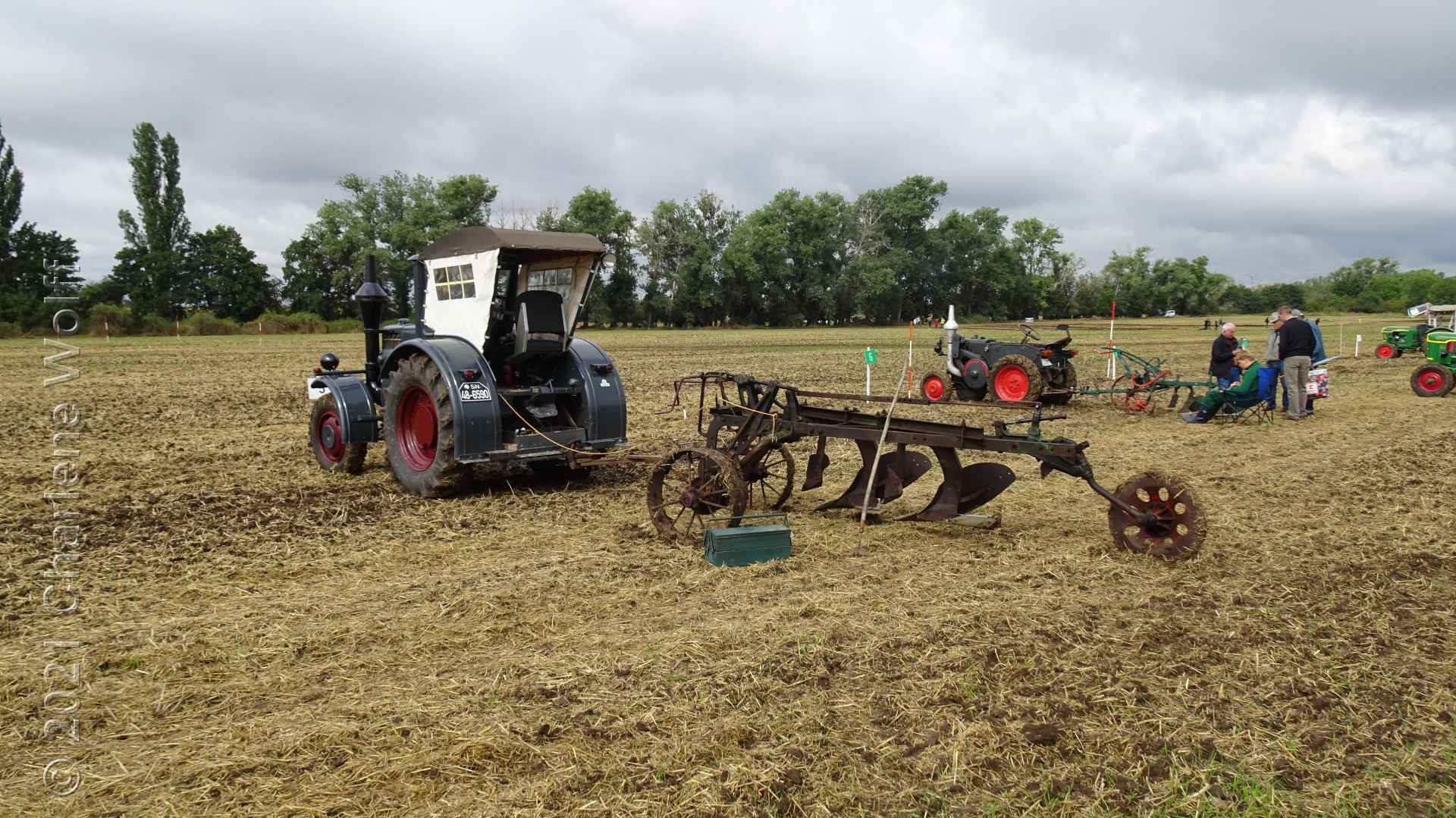 Alter Traktor mit Pflug